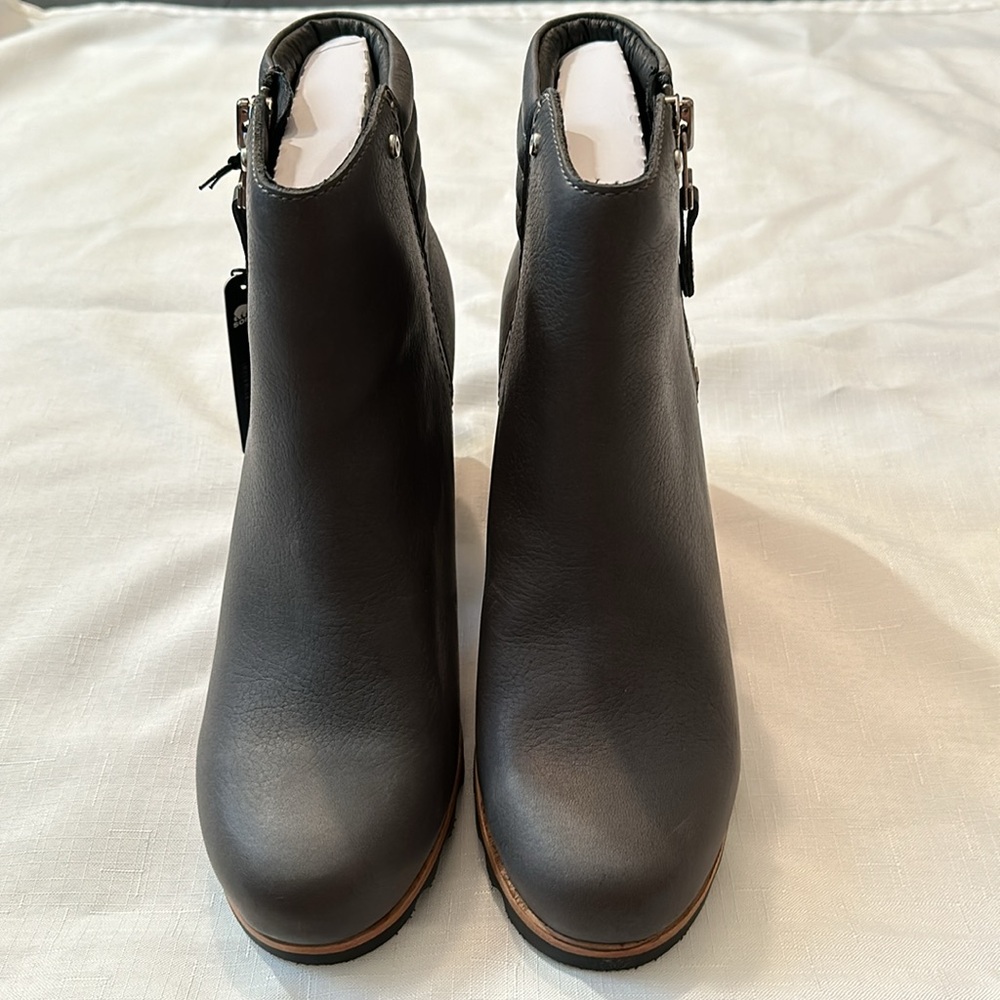 NWT Sorel Leather Danica Bootie in Quarry/Black 10 B, Medium
